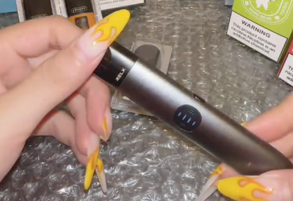 悦刻能用手机充电器充电吗？